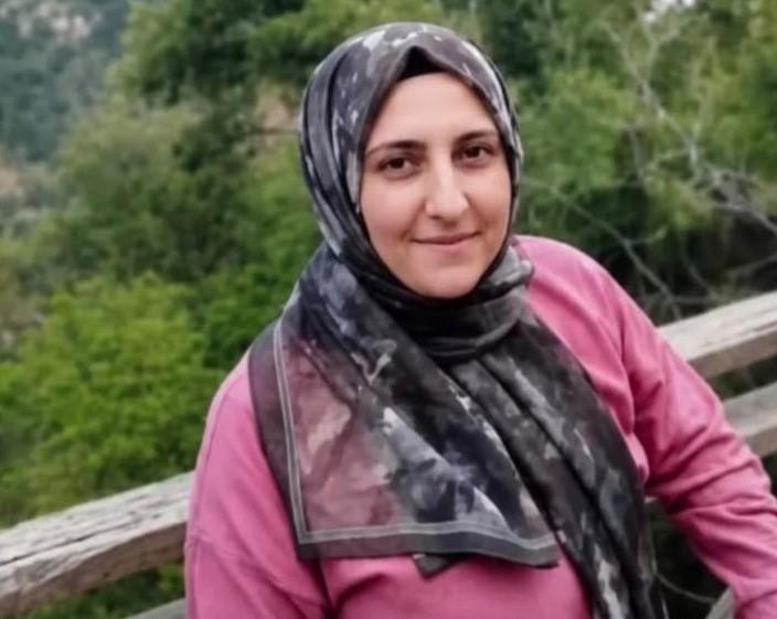 DENİZLİ'DEKİ OTOBÜS FACİASINDA HAYATINI KAYBEDEN ANNE VE KIZI İZMİR'DE TOPRAĞA VERİLDİ KIZININ KABRİNDEN DÖNÜYORDU, ACI KAZADA HAYATINI KAYBETTİ
