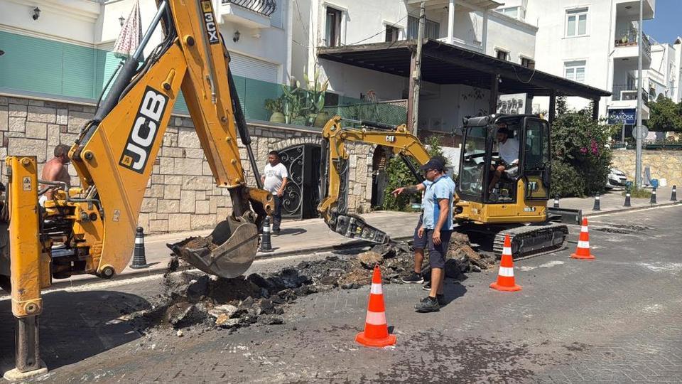 Su hattı patladı, işyeri ve depo sular altında kaldı