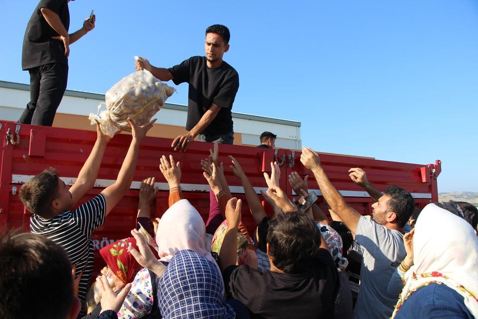Mutluluktan 6 ton patatesi ücretsiz dağıttı
