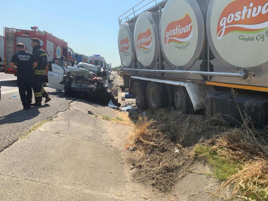 Süt kamyonu ile otomobil çarpıştı: 4 kişi hayatını kaybetti