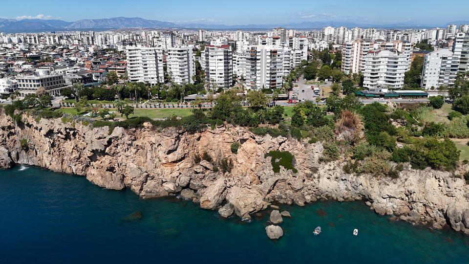 ANTALYA'DA KAYIP OLARAK ARANAN KADININ CANSIZ BEDENİ 35 METRELİK FALEZLERİN DİBİNDE BULUNDU GÜVENLİK KAMERALARINDAN GİDİŞ YÖNÜ TAKİP EDİLDİ, ÖLÜM HABERİNİ ALAN EŞİ GÖZYAŞLARINA BOĞULDU
