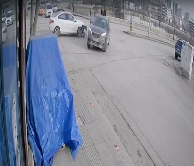 Hızını alamayan araç kavşakta başka bir araca çarptı