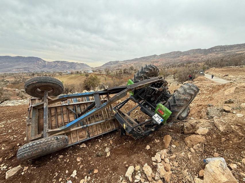 Traktör devrildi: 13 işçi yaralandı