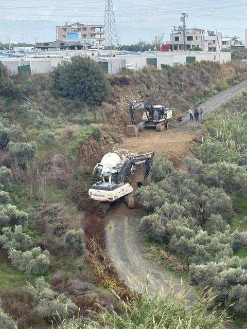 Beton mikseri yol kenarına devrildi