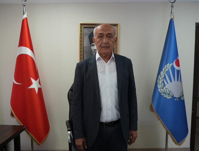 PARKTA DİLENEN YAŞLI KADININ ÜZERİNDEN DESTE DESTE PARA ÇIKTI BEŞ PARASIZ KALAN DİLENCİ BU KEZ ZABITADAN YARDIM İSTEDİ