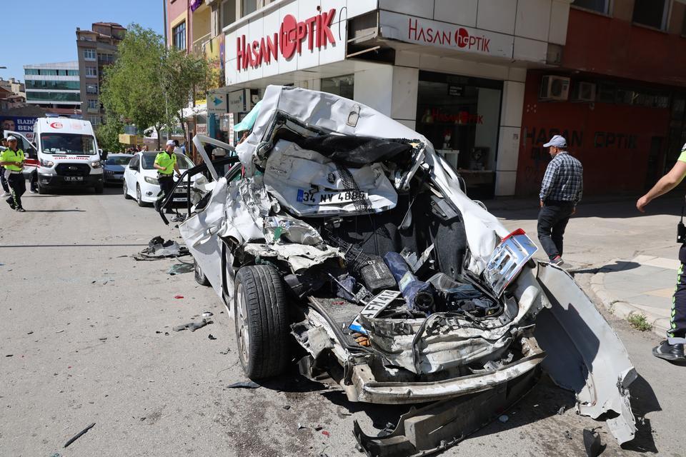 Freni patlayan kamyon caddeyi savaş alanına çevirdi