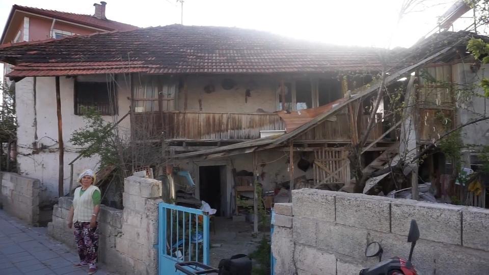 ZORLA GİRDİĞİ EVDE "KARIMI BOŞAYIP SENİ ALACAĞIM" DİYEN ALKOLLÜ ŞAHIS KABUS DOLU ANLAR YAŞATTI KADININ OĞLU TARAFINDAN YAKALANARAK POLİSE TESLİM EDİLEN VE 1.80 PROMİL ALKOLLÜ ÇIKAN ADAM ADLİ KONTROL ŞARTI İLE SERBEST BIRAKILDI ŞAHSIN SERBEST BIRAKILMASINA TEPKİ GÖSTEREN 61 YAŞINDAKİ FATMANA AKSOY: "BEN ÖLÜNCE Mİ ADALET YERİNİ BULACAK?" YAŞLI KADINI ADAMIN ELİNDEN KURTARAN OĞLU MUSTAFA AKSOY: "EĞER BEN 2 DAKİKA DAHA GEÇ KALSAYDIM OLAYLAR ÇOK DAHA KÖTÜ BİR HÂLE GELEBİLİRDİ"