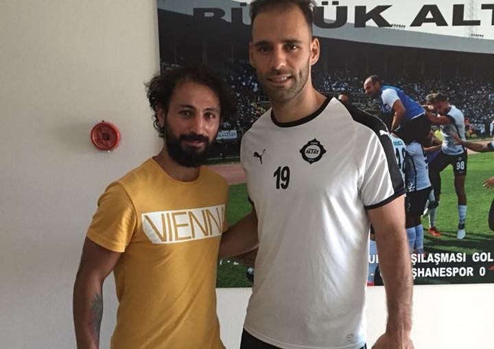 Siyah beyazlı tribünler yasa boğuldu