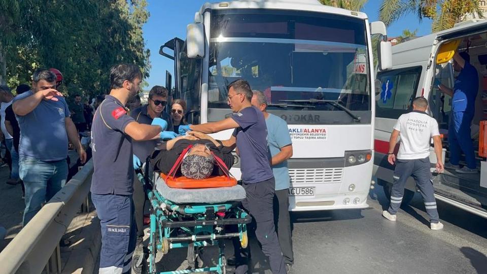 Tur otobüsüyle yolcu midibüsü çarpıştı: 2’si ağır 15 yaralı