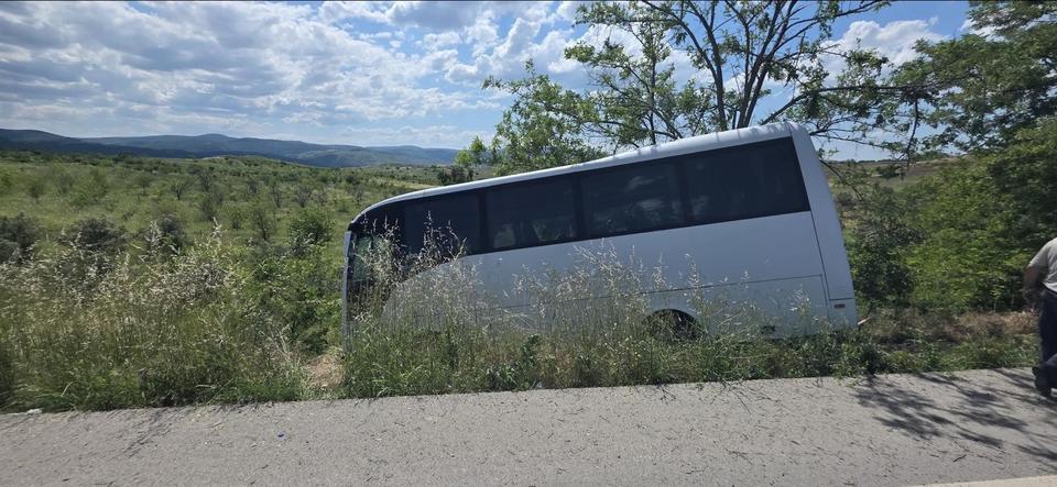 Yolcu otobüsü yoldan çıktı: Yaralılar var