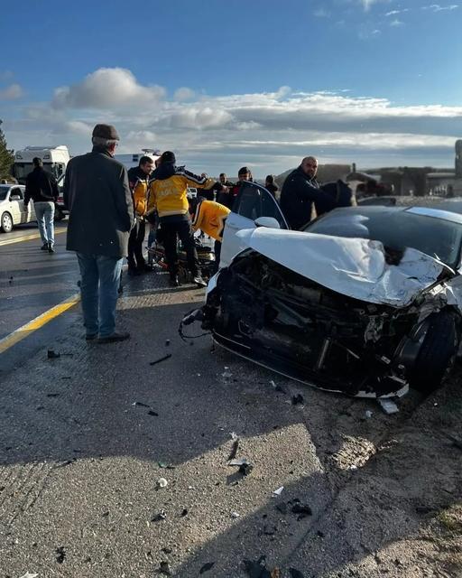 Sınır kapısı yolunda iki otomobil çarpıştı