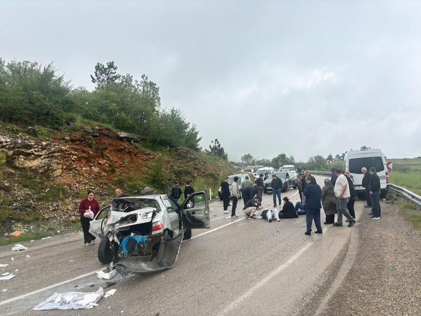 Otomobil ile servis otobüsü çarpıştı: 6 yaralı