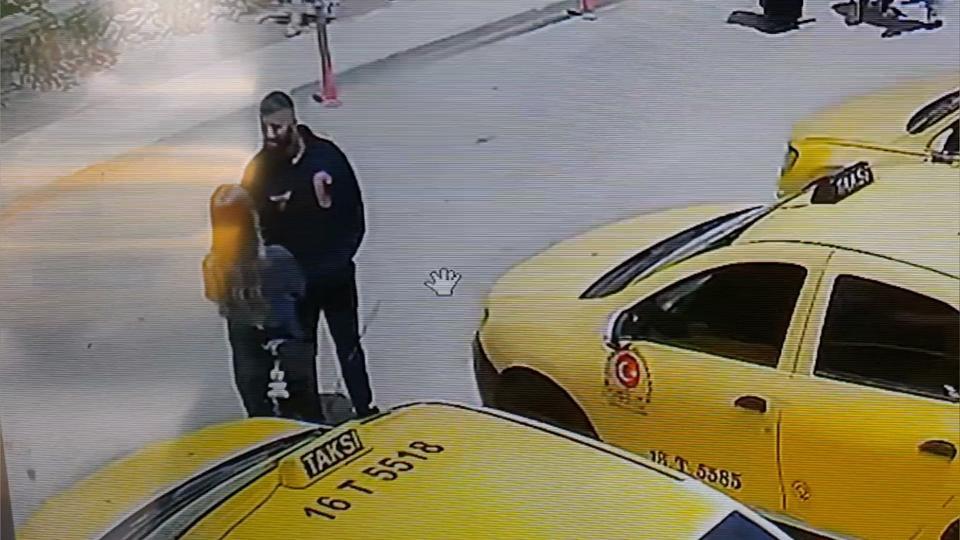 Eski nişanlısını sokak ortasında vurdu