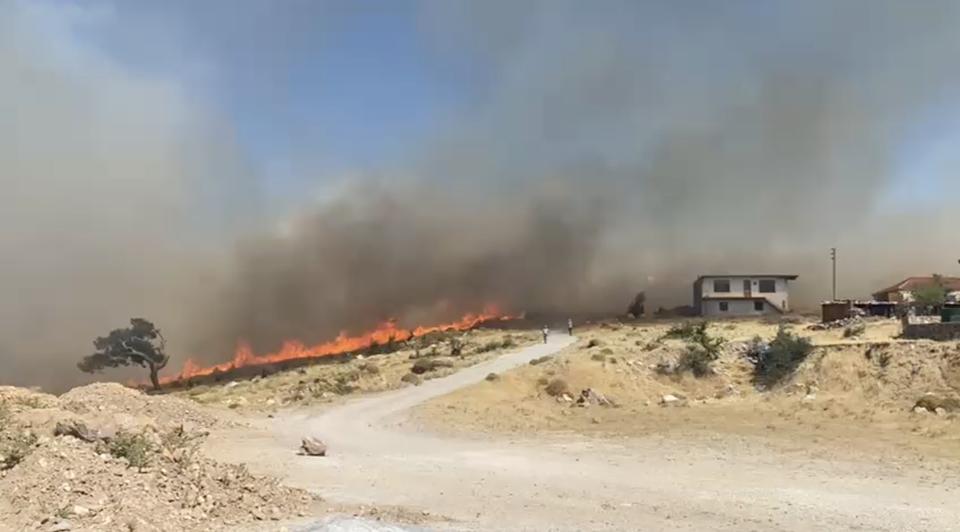 Ormanlık alanda çıkan yangın yerleşim yerlerini tehdit ediyor