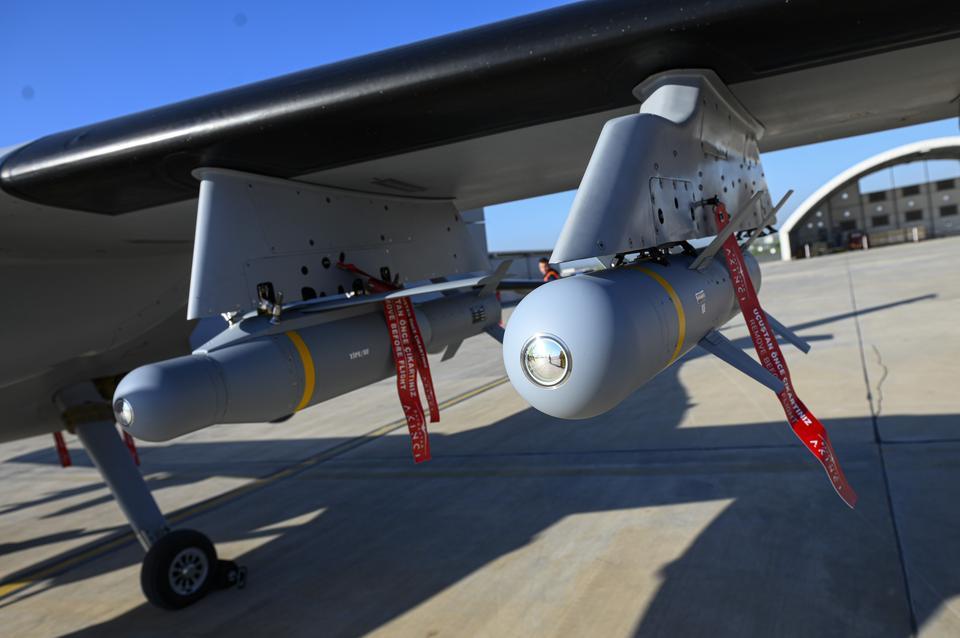 Hareketli deniz hedefini başarıyla vurdu
Baykar’ın milli ve özgün olarak geliştirdiği Bayraktar AKINCI, deniz üstünde gerçekleştirilen atış testini başarıyla tamamladı. Tekirdağ’ın Çorlu ilçesindeki AKINCI Uçuş Eğitim ve Test Merkezi’nden Mini Akıllı Mühimmatlar ve ASELFLIR-500 ile havalanan Bayraktar AKINCI, testin ilk aşamasında 30 bin feet irtifadan deniz üstündeki sabit hedefi MAM-T ile tam isabetle vurdu.