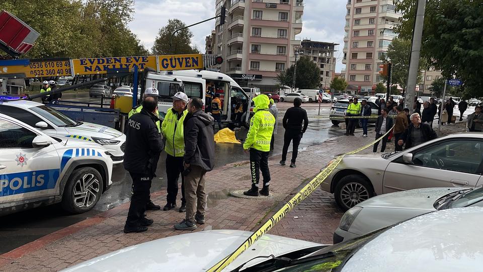 Kamyonun çarptığı yaşlı kadın hayatını kaybetti