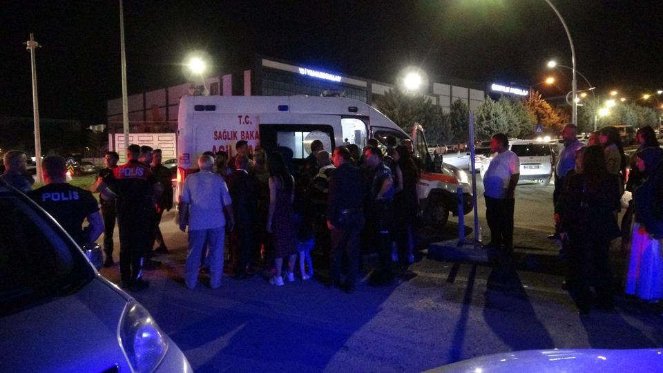 MALATYA'DA HALAYDA "ELİNİ TUTTUN" KAVGASI: 3 YARALI