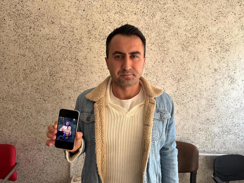 KAZADA ÖLEN ÖĞRETMENİN AİLESİ, ALKOLLÜ SÜRÜCÜNÜN SERBEST BIRAKILMASINA TEPKİ GÖSTERDİ 23 YAŞINDAKİ EVLATLARINI TOPRAĞA VEREN AİLE, KIZLARININ ÖLÜMÜNE NEDEN OLAN SÜRÜCÜNÜN OLAYDAN 2 AY SONRA SERBEST BIRAKILMASINA TEPKİ GÖSTERDİ ÇARPTIĞI GENÇ ÖĞRETMENİN ÇANTASINI TEKMELEYEREK YOL KENARINA ATTI GENÇ ÖĞRETMENİN AĞABEYİ RECEP CANDAN: "MAHKEMENİN KARARI VİCDANLARI YARALADI" "ÇARPAN KİŞİ YÜKSEK HIZ SINIRINDAYDI VE ALKOLLÜYDÜ"