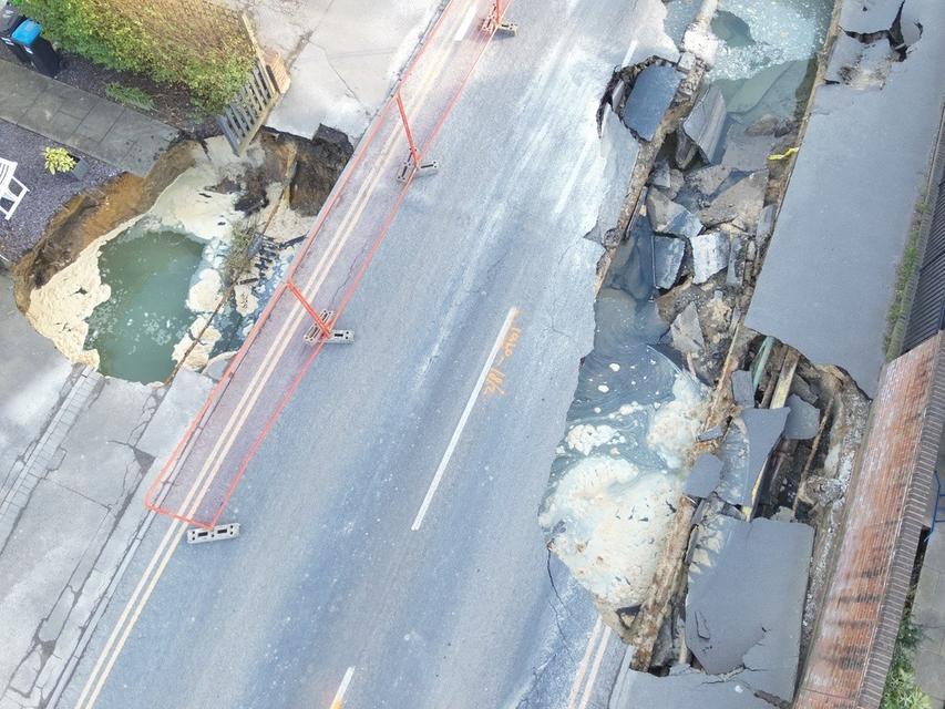 İNGİLTERE'DE 20 METRE GENİŞLİĞİNDEKİ OBRUK BAHÇEYİ YUTTU