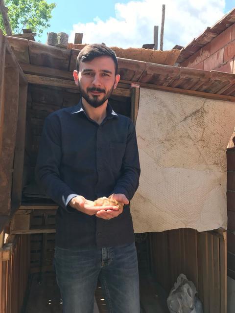 DÖRT BACAKLI CİVCİV GÖRENLERİ ŞAŞIRTIYOR