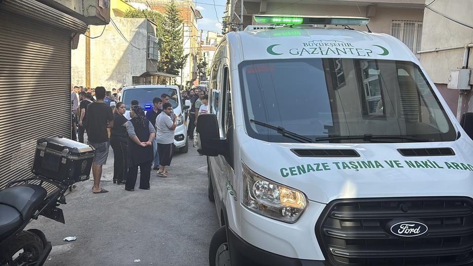 GAZİANTEP'TE DEHŞET: ÖNCE EŞİNİ ÖLDÜRDÜ, SONRA 3'Ü ÇOCUK 4 KİŞİYİ YARALADI