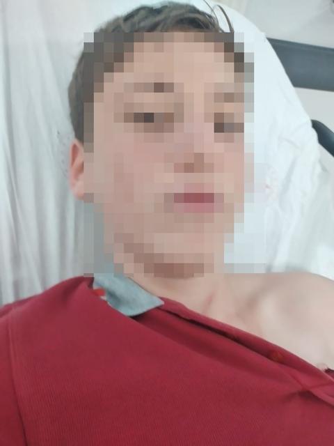 Çıkan arbedede A.T.'nin boynu çizilirken, olaydan bir gün sonra iddiaya göre sınıf arkadaşları A.P. ve B.A. arkadaşları A.T.'den özür dilemek istediklerini belirterek okul çıkışı mahalle arasında bir yere çağırdı.
