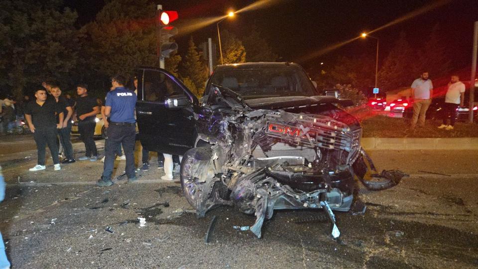 Kamyonetin çarptığı ambulans bahçeye uçtu