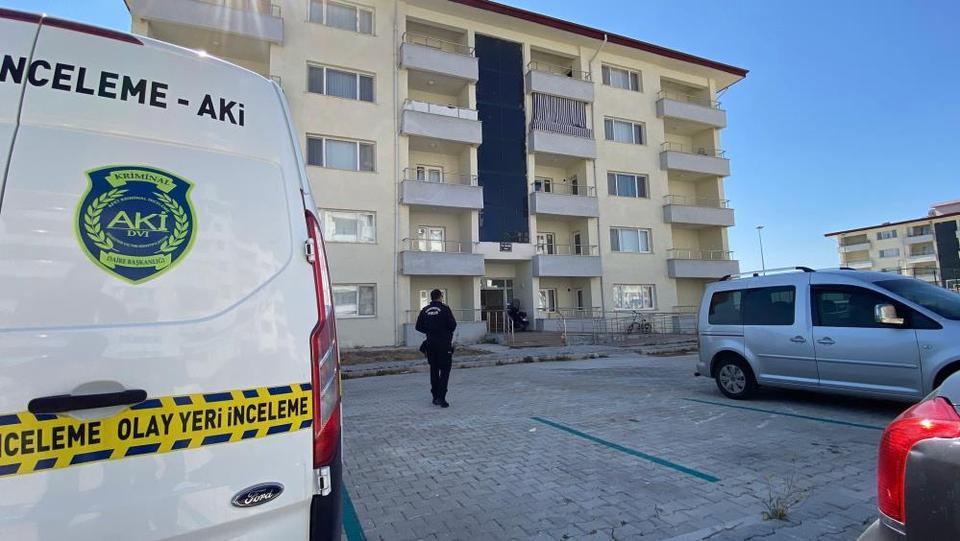 İnfaz koruma memuru evinde ölü bulundu