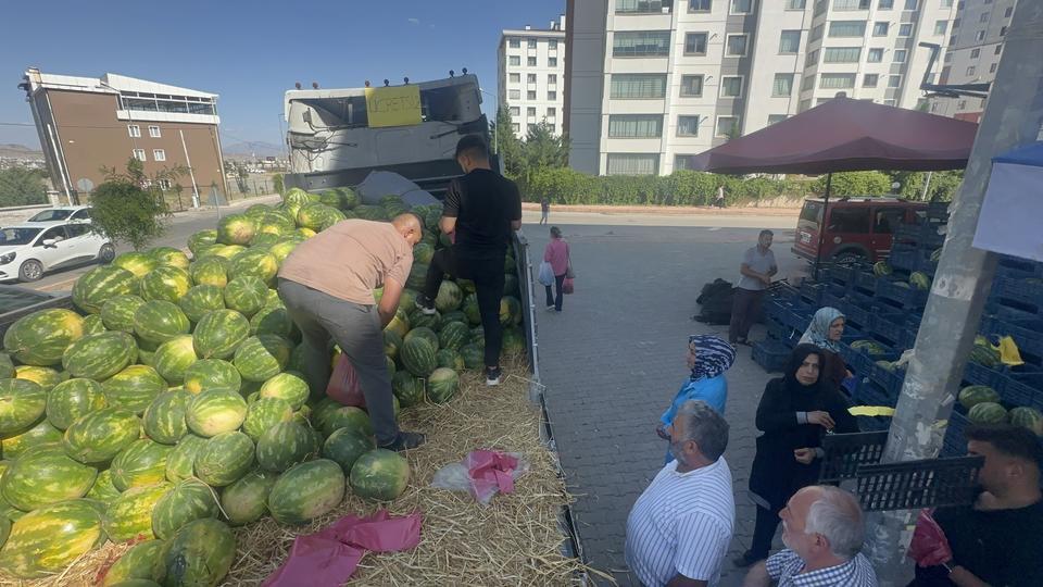 ELAZIĞLI ESNAF 30 TON KARPUZU ÜCRETSİZ DAĞITTI