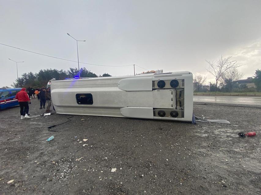 İZMİR'DE SPORCULARI TAŞIYAN OTOBÜS DEVRİLDİ: 4 YARALI