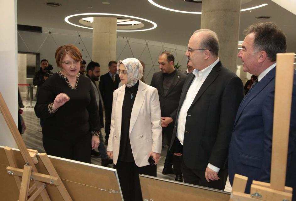 Hale Kurnaz’ın mozaik taş işleme sergisine Bakan Yardımcısı Serdar Çam’dan büyük ilgi