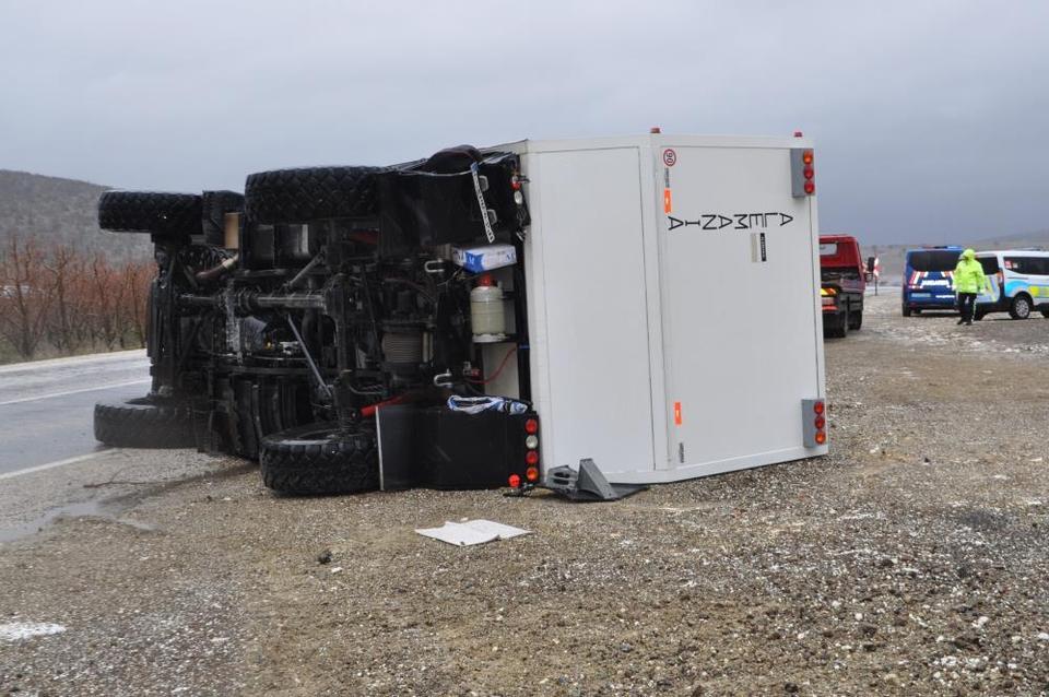 Karavanla otomobil çarpıştı: 3 yaralı