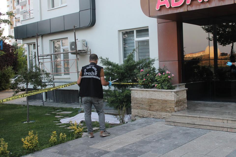 8'inci kattan düşen 1 çocuk annesi kadın öldü