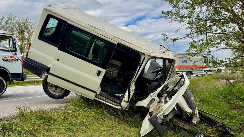 Minibüs ağaca çarptı