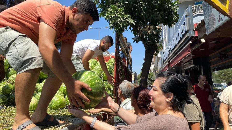 AYDIN'DA KARPUZ HAYRINA VATANDAŞLAR YOĞUN İLGİ GÖSTERDİ BİR KAMYON KARPUZU ÜCRETSİZ DAĞITTILAR