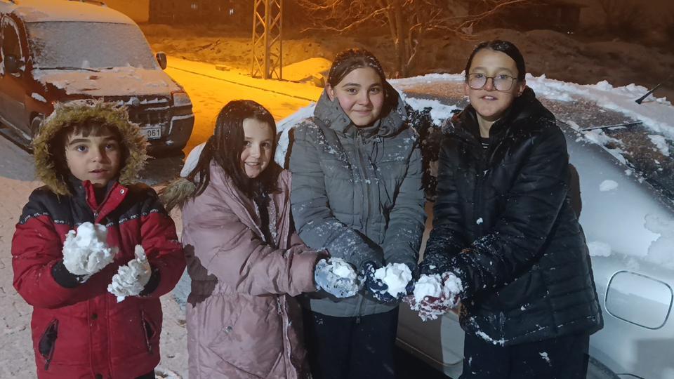 Kırşehir'de kar yağışı başladı, çocuklar kendini dışarı attı