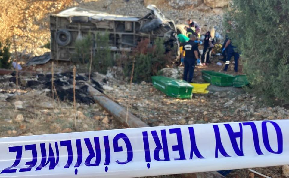 4 ölü, 14 yaralının bulundu kazada sürücü ehliyetsiz çıktı
