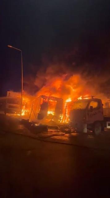3 kamyon ve 1 tır alev alev yandı, ortalık savaş alanına döndü