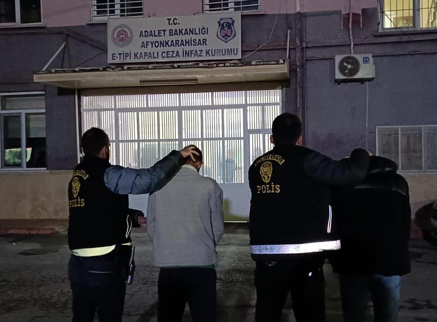 ANNESİNİ ÖLDÜREN GENÇ VE ONA YARDIM EDEN ŞAHIS TUTUKLANDI
