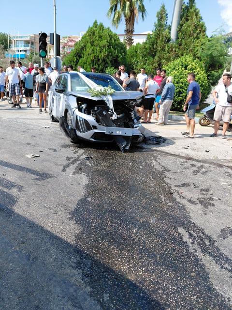 Gelin arabası kaza yaptı
