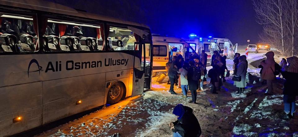 GÜMÜŞHANE'DE YOLCU OTOBÜSÜ KAZA YAPTI: 2'Sİ ÇOCUK 14 YARALI