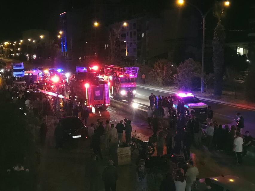 YANGINA UYKULARINDA YAKALANDILAR: 5 KİŞİ DUMANDAN ETKİLENDİ YÜZLERCE KİŞİ GECE YARISI YANAN BİNANIN ÖNNDE TOPLANIP, EVDE MAHSUR KALAN KİİLERİN KURTARILMASNI BEKLEDİ