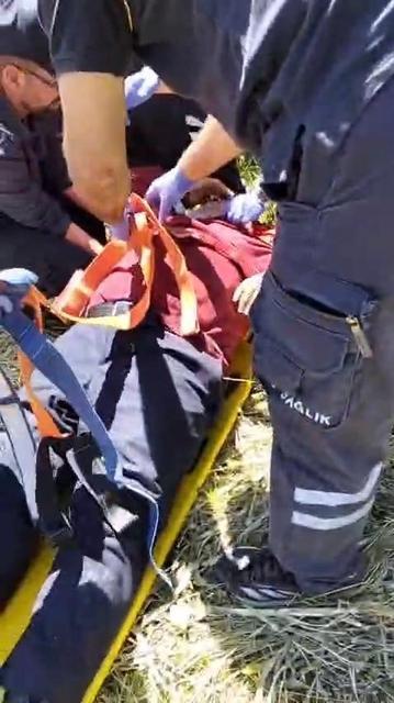 SİVAS'TA KONTROLDEN ÇIKAN TRAKTÖR DEVRİLDİ: 1 AĞIR YARALI