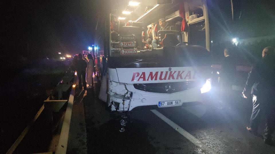 Freni boşalan otomobil yolcu otobüsüyle çarpıştı