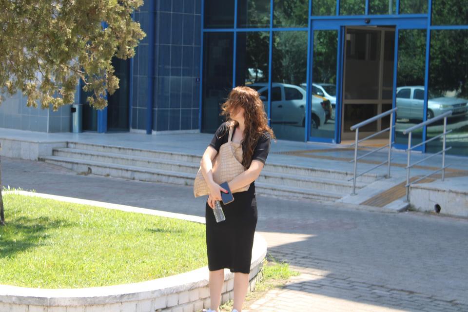 HATA YAPTIĞI ÖNE SÜRÜLEN KADIN MEMUR İŞ YERİNE ALINMAYINCA MESAİSİNİ KAPININ ÖNÜNDE TAMAMLIYOR
