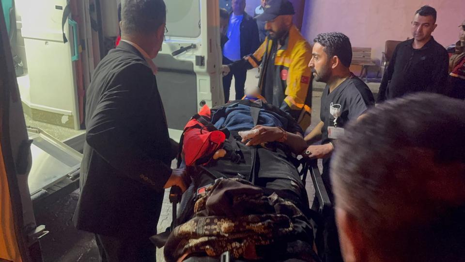 Hakkari’de minibüs dereye uçtu: 20 yaralı