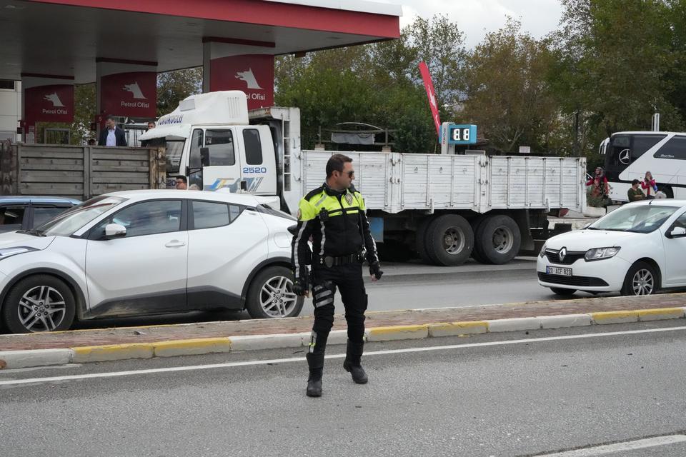 KARŞI ŞERİDE GEÇEN ARAÇ DEHŞET SAÇTI: 8 YARALI