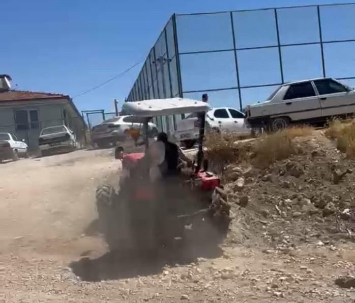 Hayvan otlatma kavgasında tartıştığı kişilerin üzerine traktör sürdü