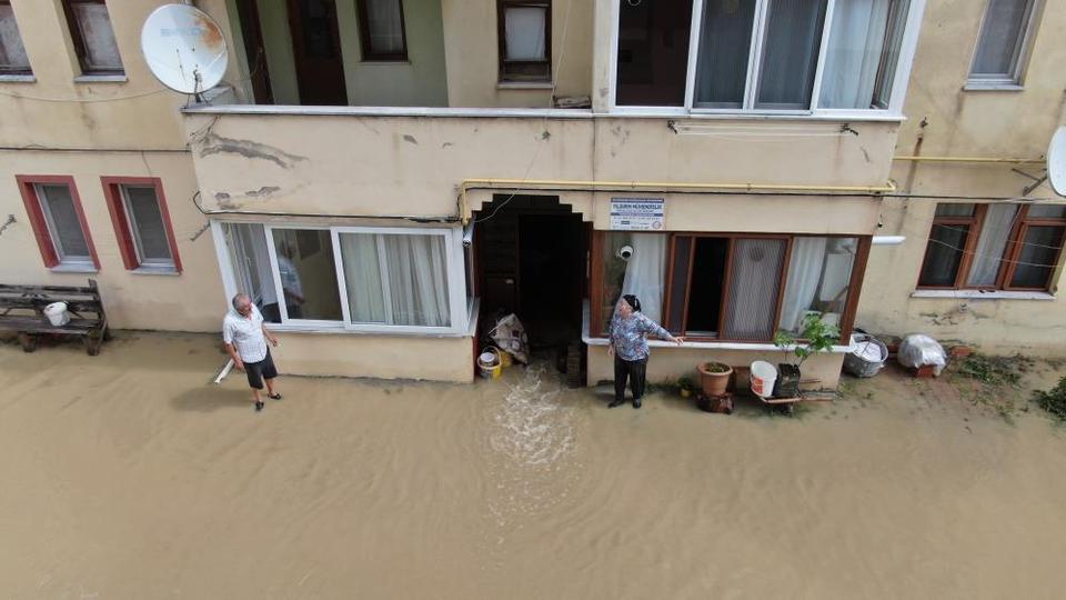 Felaket gibi yağış! 12 kişi tahliye edildi, köy yolları kapandı