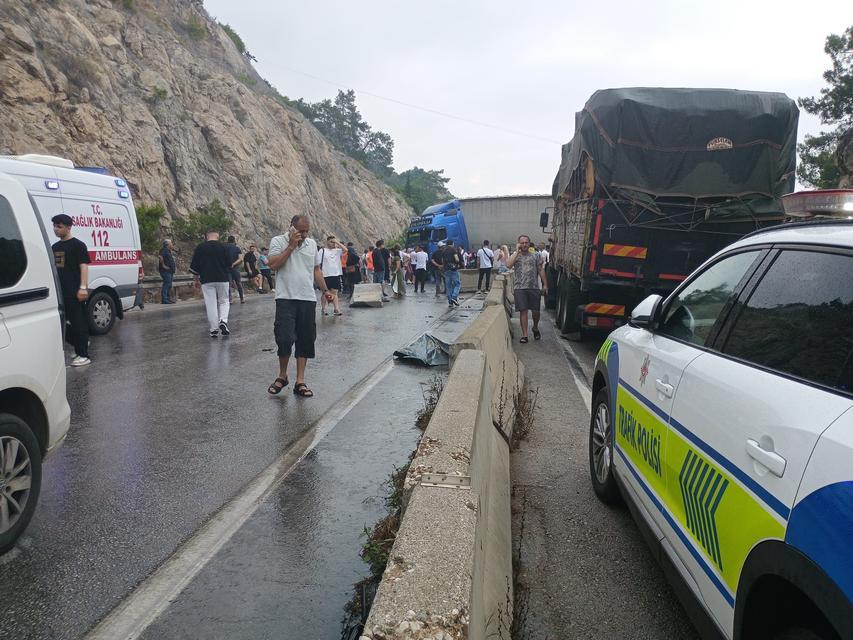 Tır karşı şeride geçti, yol saatlerce trafiğe kapandı